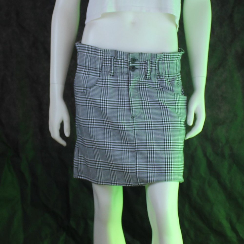 Jolt black and white houndstooth mini skirt. Pockets, belt loops, elastic waist